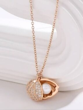 Anthropologie Crystal Pearl Clam Seashell Necklace